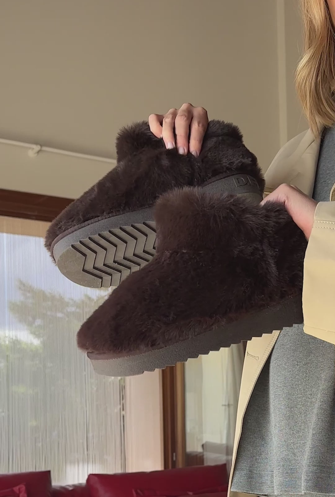 Load video: Nordic Full Fur Brown