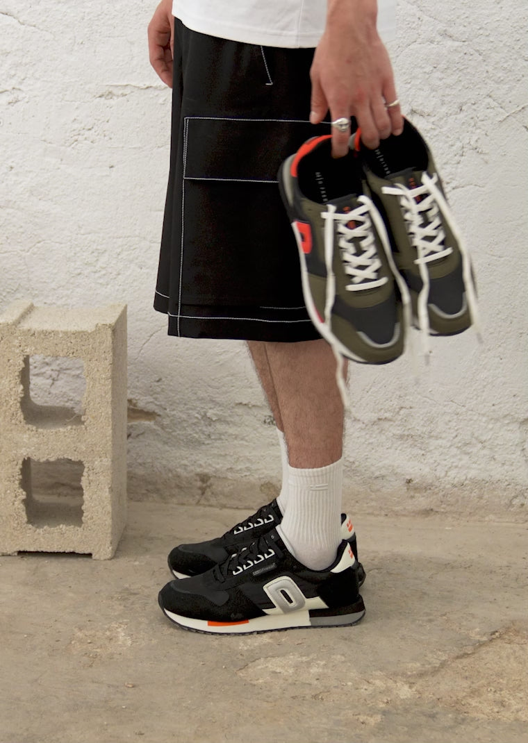 Charger la vidéo : 535 Black / Silver